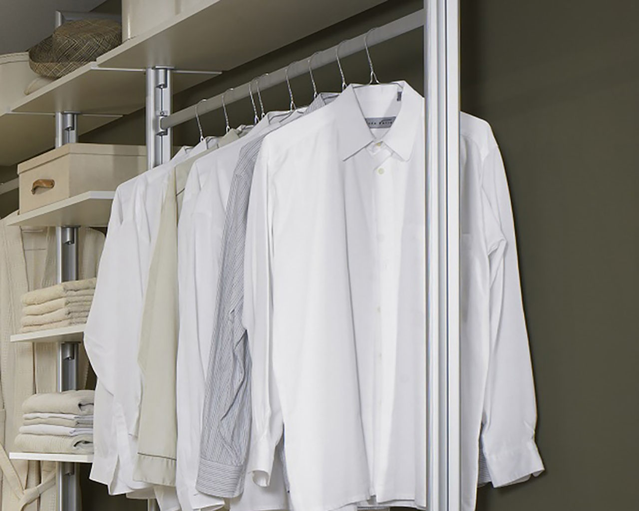 Kleiderstange Soft für FRANK Schranksysteme mit Hemden und Ablagefächern in Ankleide