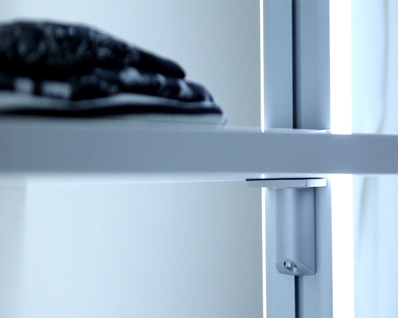 Detailansicht SOFT-Profil mit integrierter LED-Beleuchtung von FRANK Schranksysteme zur hochwertigen Ausleuchtung von Schranksystemen