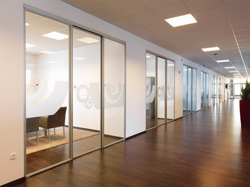 Hängeschiebetür FLY Plinto im Großraumbüro, Füllung Glas transparent mit Ornamenten