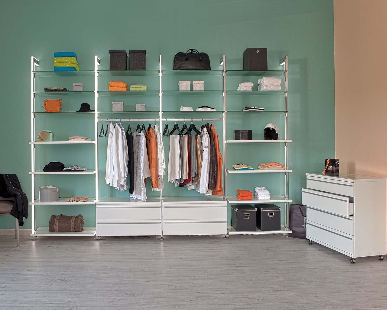 begehbarer_kleiderschrank-domino_v3_led4_frank_schranksysteme