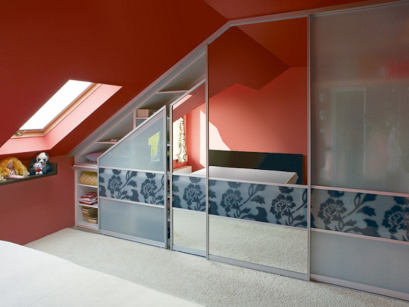 Schiebetür DRIVE unter der Dachschräge. Füllung Spiegel und Ornamente