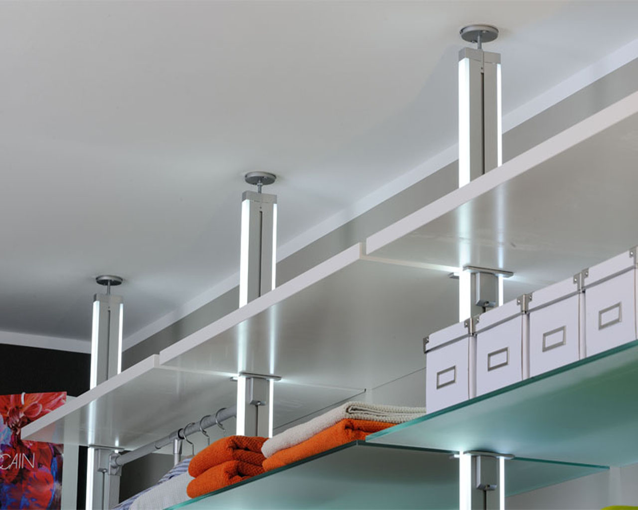 Boden-Decken-Profil PREMIUM mit integrierter LED-Beleuchtung von FRANK Schranksysteme für beleuchtete Schranksysteme und Raumteiler