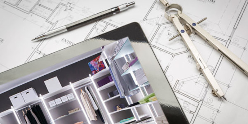 Ein Tablet, ein Stift und ein Zirkel liegen auf einem Haus-Grundriss - Kundenservice von FRANK Schranksysteme