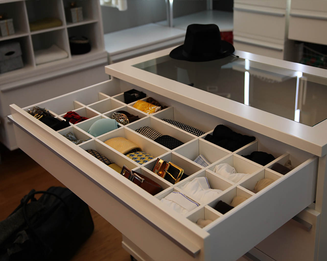 Schubladeneinteilung f. begehbaren Kleiderschrank