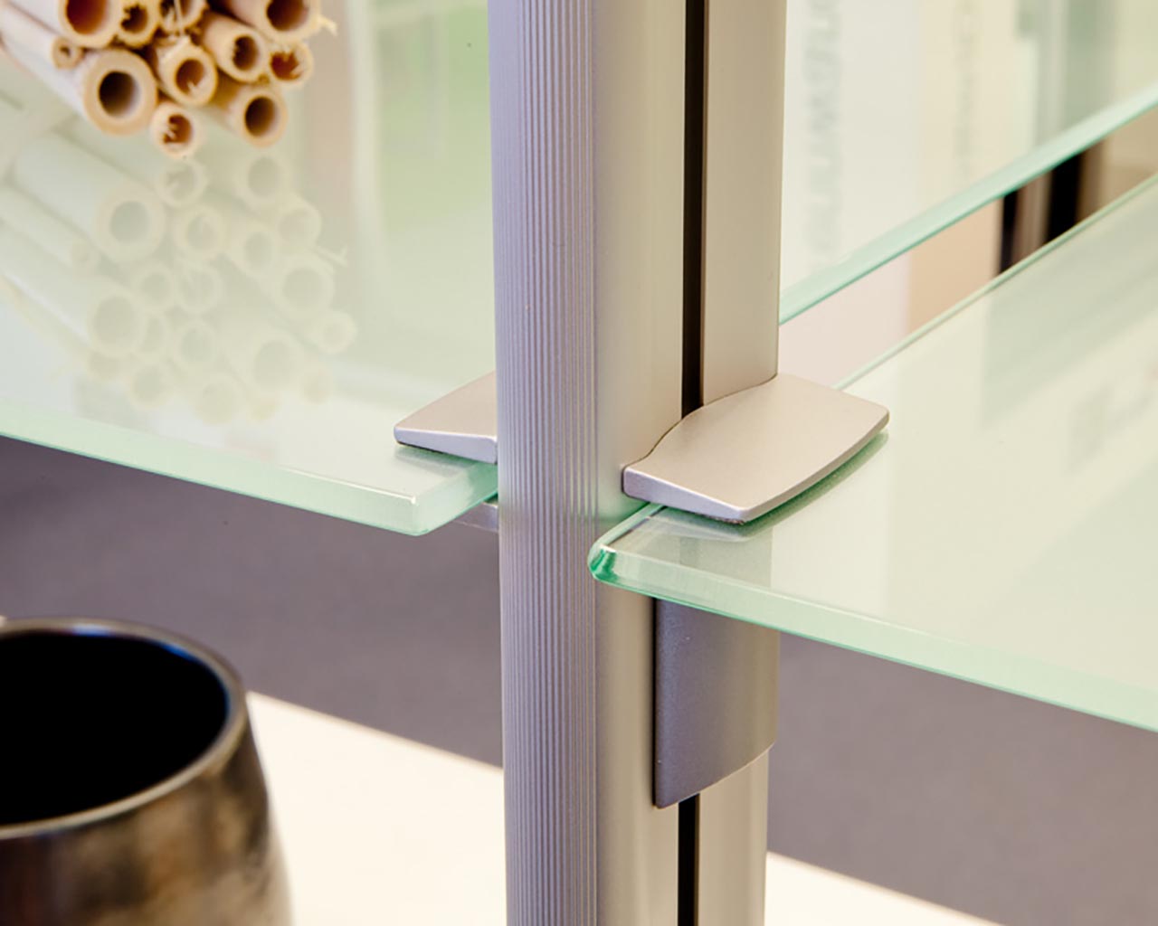 Detailansicht eines 6 mm Glasbodens satiniert Soft mit Halterung für FRANK Schranksysteme