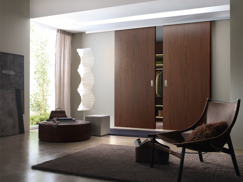 Schiebetür FLY Wood vor begehbaren Kleiderschrank Dekor Dunkelbraun