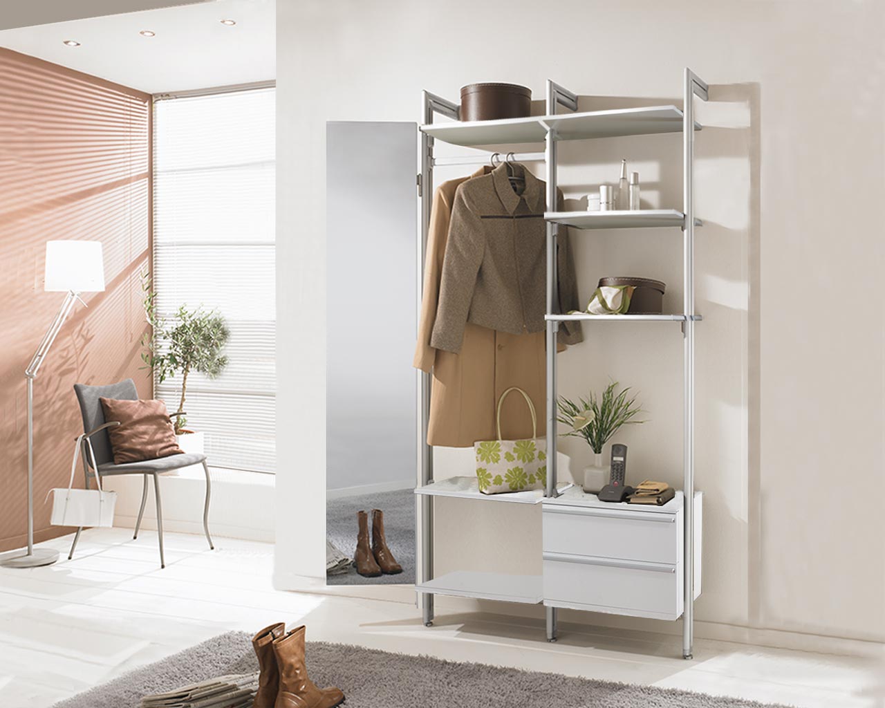 Garderobe DALIA mit schwenkbarem Spiegel von FRANK Schranksysteme - offenes, modulares Schranksystem für Flur & Diele, platzsparend und individuell konfigurierbar.