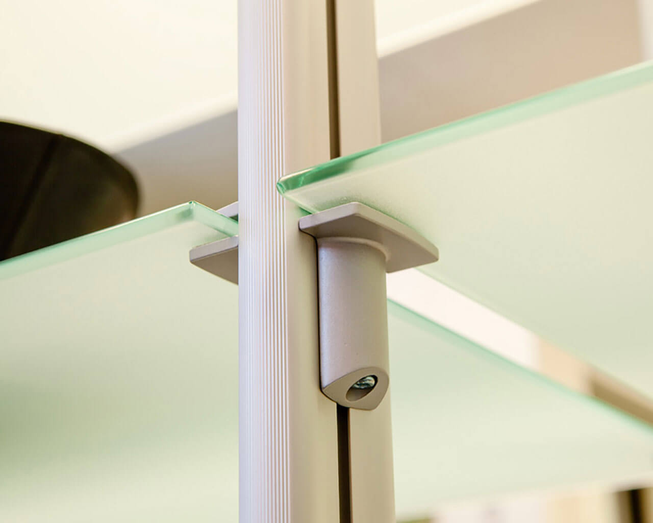 Nahaufnahme eines 6 mm Glas-Bodens satiniert Soft mit Befestigung an einem FRANK Schranksystem