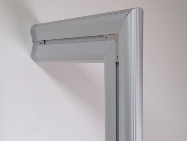 Detailansicht Alu Boden-Wand-Profil SOFT von FRANK Schranksysteme zur stabilen Befestigung an der Wand