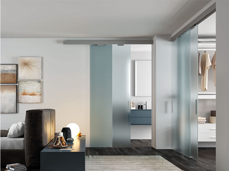 Glasschiebetür FLY Crystal vor der Wand VSG satiniert