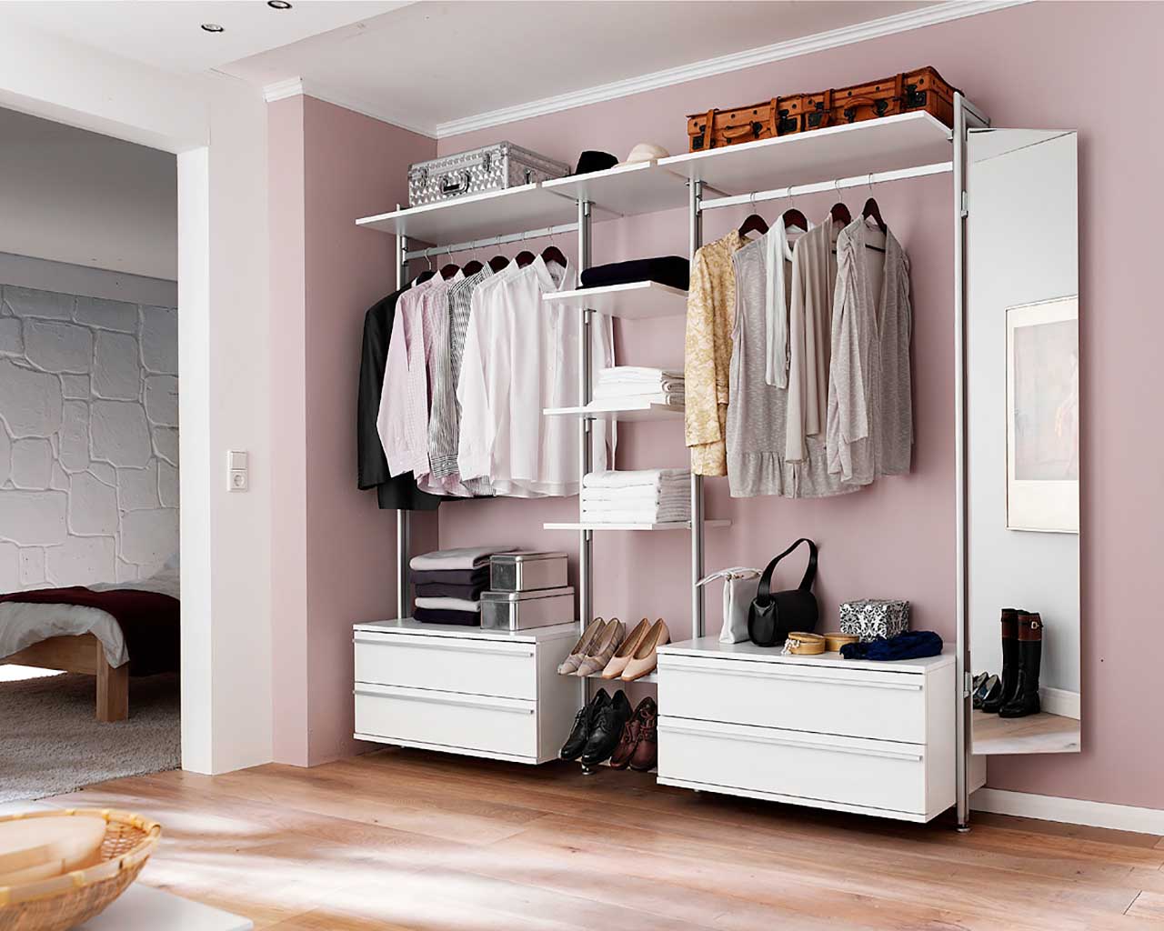 Offenes Schranksystem VENETO in Weiß mit 4 Schubladen, Kleiderstangen, Fachböden und Spiegel – platzsparend & modern von FRANK Schranksysteme.