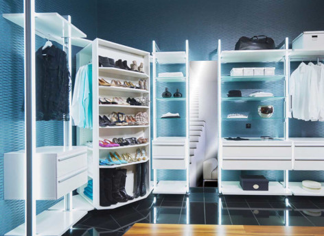 PREMIUM Schranksystem in Weiß seidenmatt mit Eckrondell, Ganzkörperspiegel und großen Schubladen mit Vollauszug – ausgestellt bei FRANK Schranksysteme