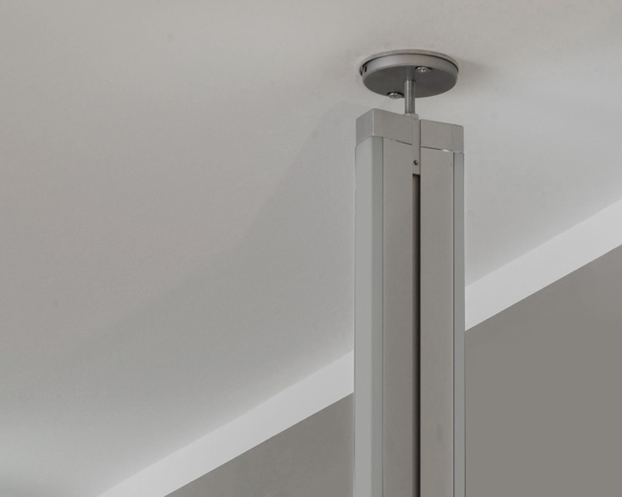 Detailansicht Boden-Decken-Profil PREMIUM ohne LED von FRANK Schranksysteme zur stabilen Montage von Schranksystemen zwischen Boden und Decke