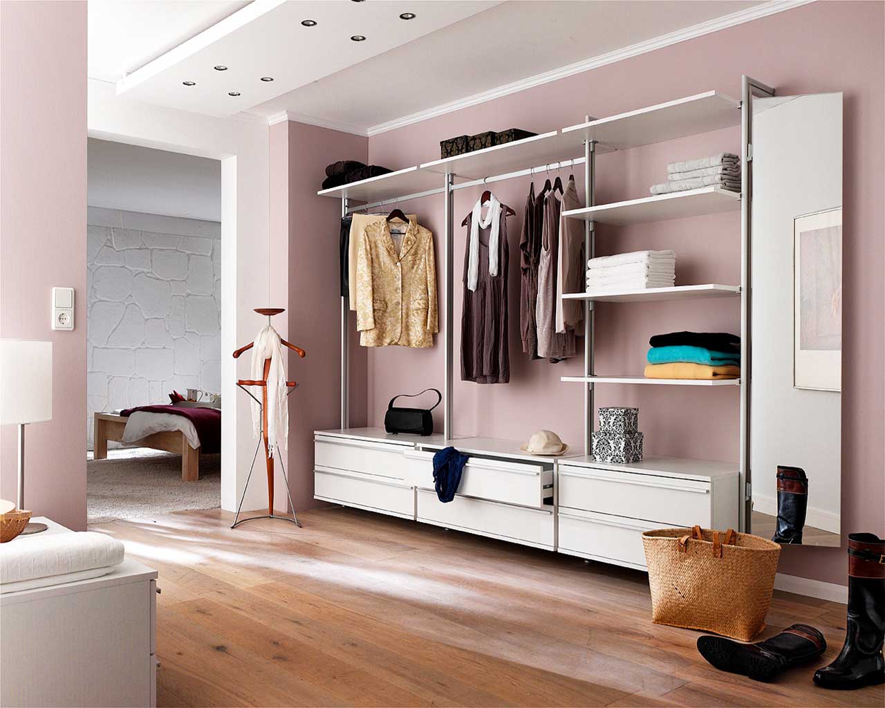 Schranksystem VENETO mit 6 Schubladen, Spiegel, Fachböden und Kleiderstangen – Variante 3 von FRANK Schranksysteme.