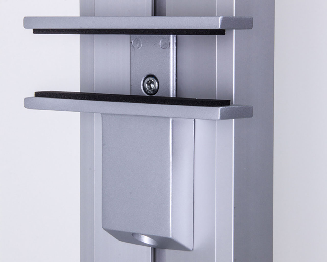 Höhenverstellbarer Bodenhalter für Holz- und Glasböden zur stufenlosen Befestigung an den Trägerprofilen von PREMIUM.
