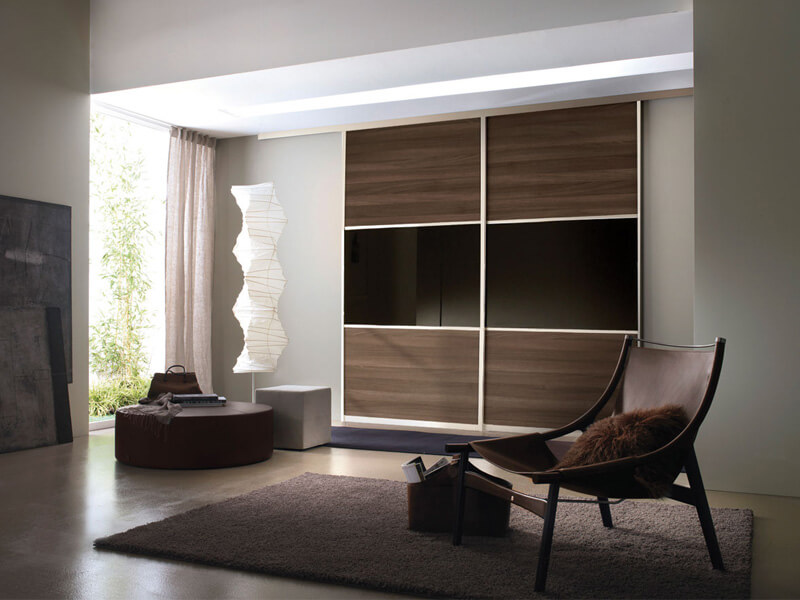 Schiebetür DRIVE vor der Wand Füllung Nussbaum-Glas Schwarz-Nussbaum