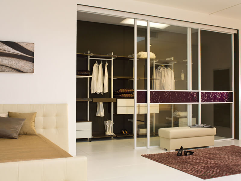 Hängeschiebetür FLY Plinto als Raumtrenner vor Ankleide, Füllung Glas transparent Braun mit Leder