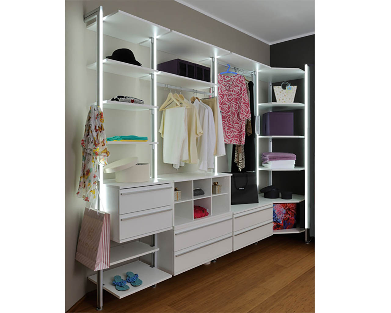 Begehbarer Eckkleiderschrank BALTRUM - optional mit LED