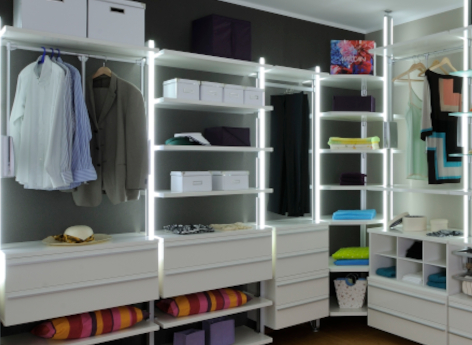 Offenes Schranksystem mit tiefen Eckböden und integrierter LED Beleuchtung – ideal für große Räume und viel Stauraum