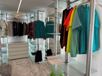 Kundenfoto Ankleide PREMIUM mit Glasböden und Multirolli | Kundenstimmen FRANK Schranksysteme