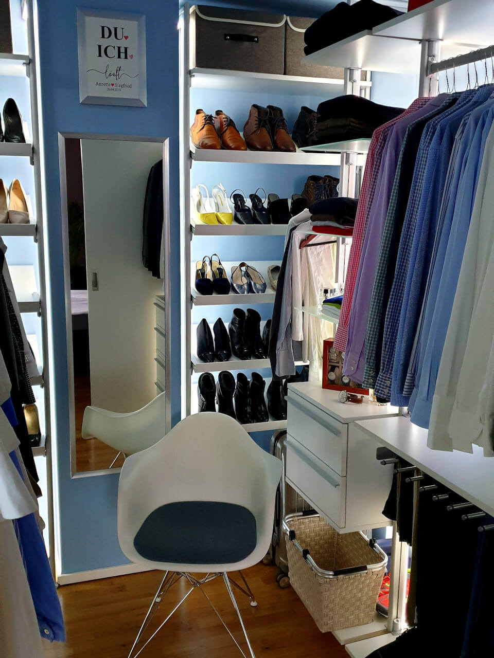 Kompakter begehbarer Kleiderschrank für kleine Räume mit beleuchteten Regalen, Spiegel und Hängesystem