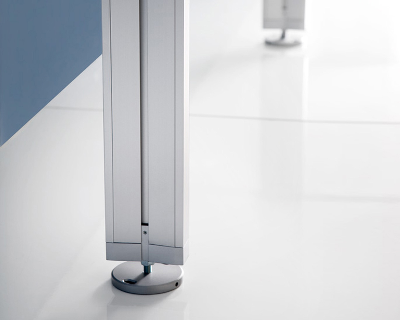 Alu Profil PREMIUM mit Stellfuß zur Höhenverstellung von FRANK Schranksysteme zur stabilen Befestigung von Schranksystemen