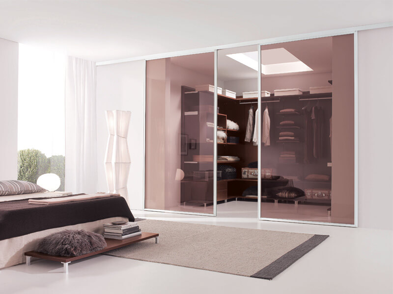 Raumteiler mit Hangeschiebetür FLY Plinto vor Ankleide Glas transparent Bronze