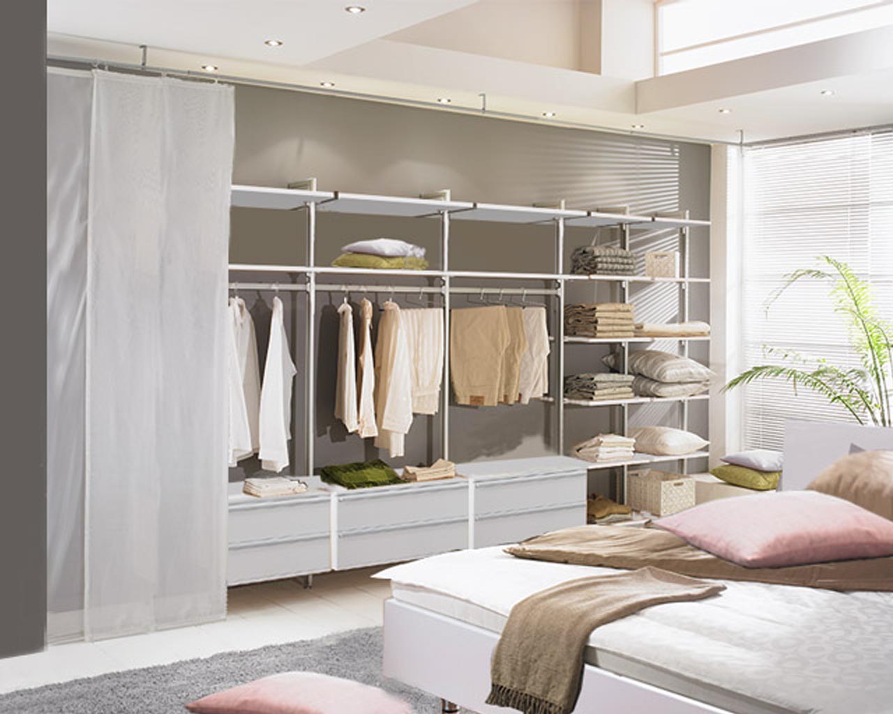 Offener Kleiderschrank "PRIMAVERA" für stilvolle und luftige Schlafzimmer - drei Kleiderstangen sowie weiße Schubladenschränke und Holzböden bieten viel Ablagefläche für Ihre Kleidung.