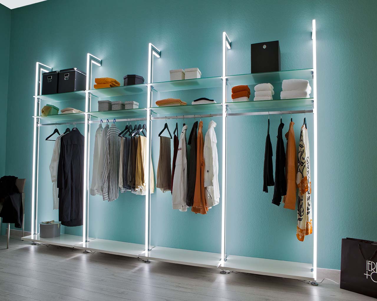 begehbarer_kleiderschrank_domino_v1_led2_frank_schranksysteme