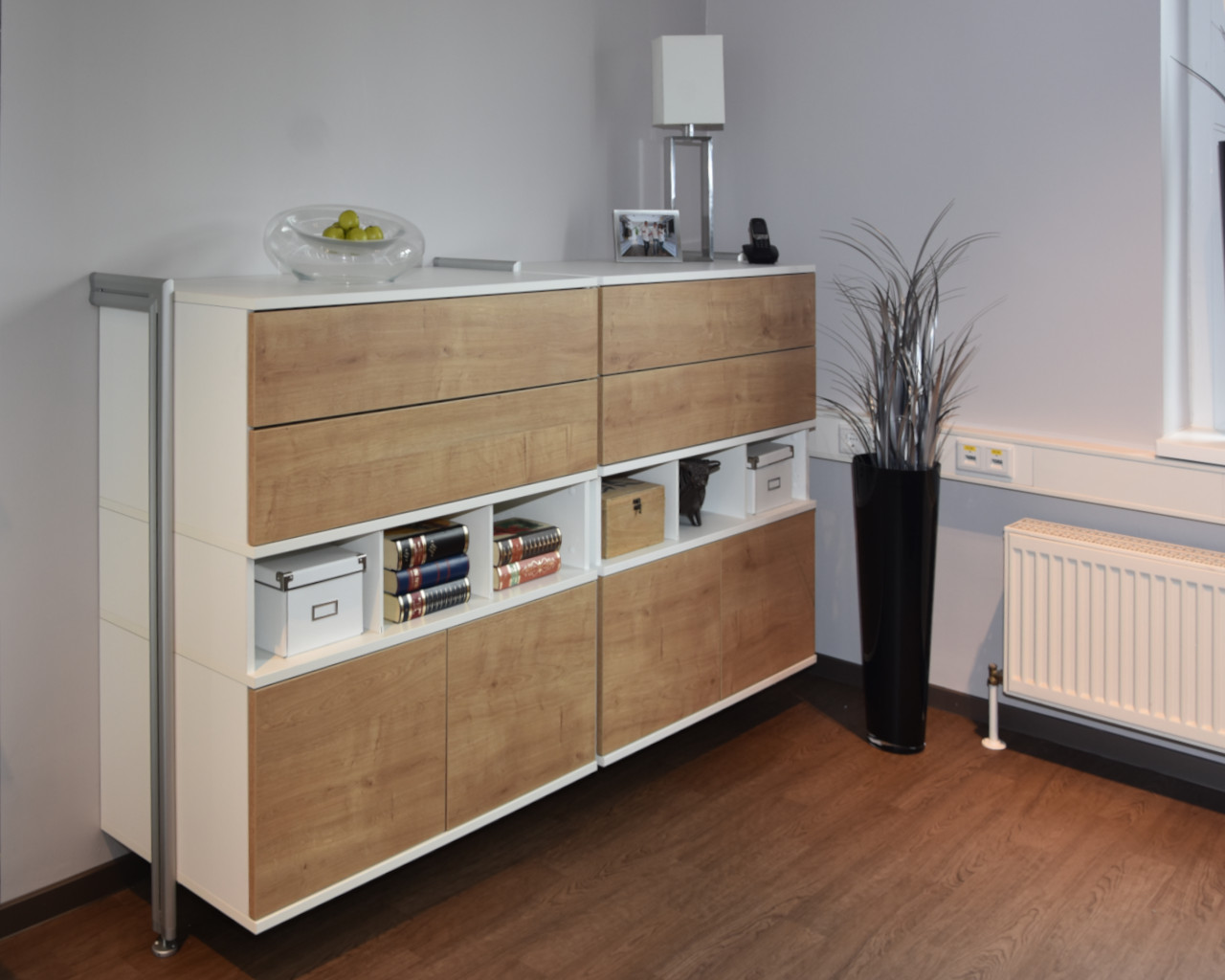 Highboard OSKAR von FRANK Schranksysteme mit weißen Korpuselementen und Fronten in Wildeiche – modernes, modulares Schranksystem für stilvolle Wohnräume.