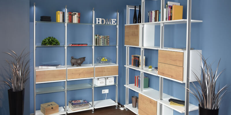 Bücherregal "Aenna" für das Wohnzimmer - weiße Schränke und Schubladen mit Wildeiche-Front und vielen satinierten Glasböden als Ablage für Ihre Bücher, Schallplatten und Spielesammlungenin schaffen eine gemütliche Atmosphäre.