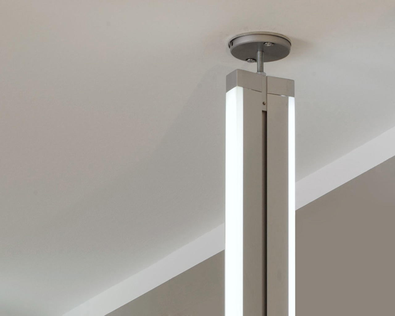 Detailansicht Boden-Decken-Profil PREMIUM mit integrierter LED-Beleuchtung von FRANK Schranksysteme zur modernen Raumgestaltung