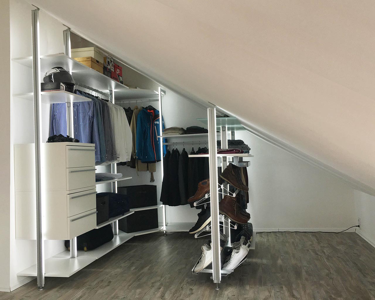 Begehbarer Kleiderschrank Dachschräge MADRID SOFT - LED vorne