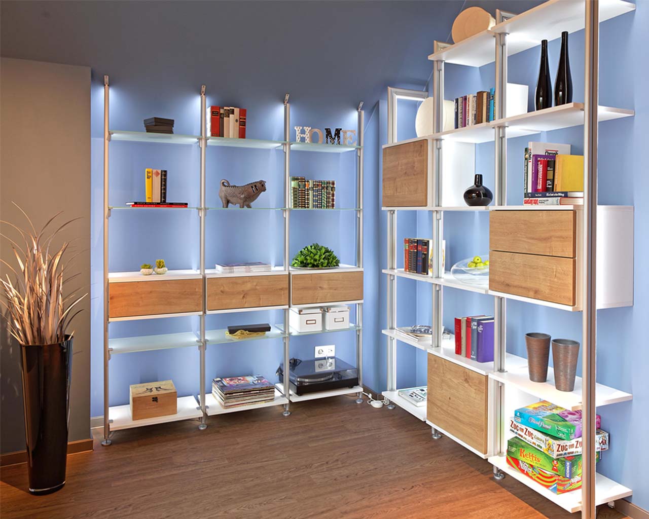 Offenes Schranksystem im Wohnzimmer mit Bücherregal, integrierter Beleuchtung und Dekoration - für ein modernes und freundliches Ambiente