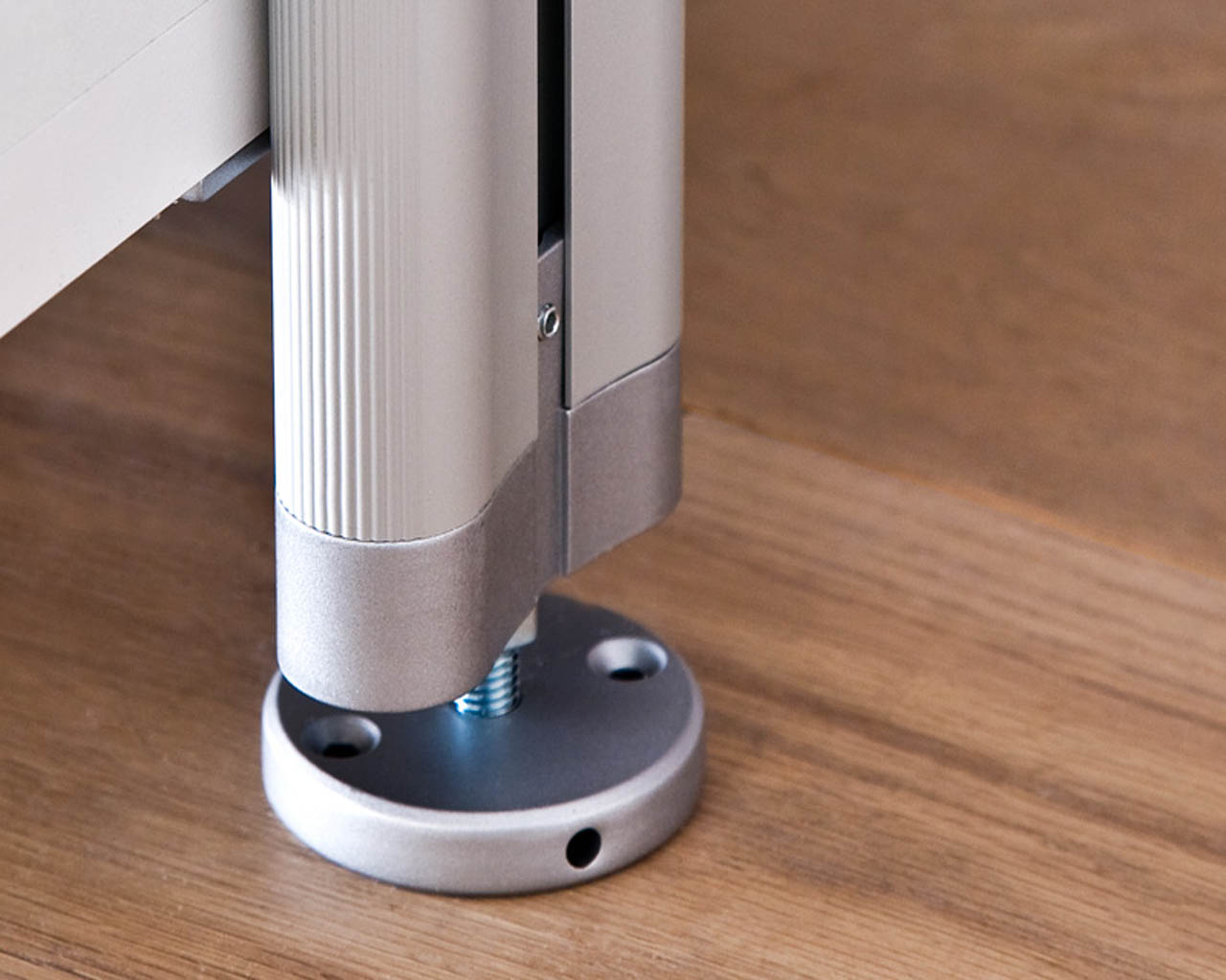 Alu Profil SOFT mit Stellfuß von FRANK Schranksysteme zur stabilen Befestigung und Höhenverstellung von Schranksystemen